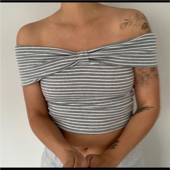 NWOT Cute bow crop top, size S, grey and white - Picture 5 of 7